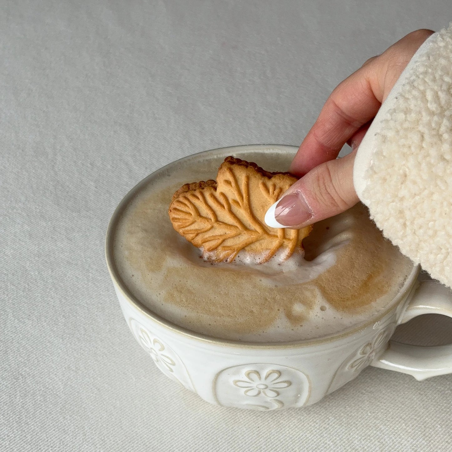 Tasse fleurs gravées