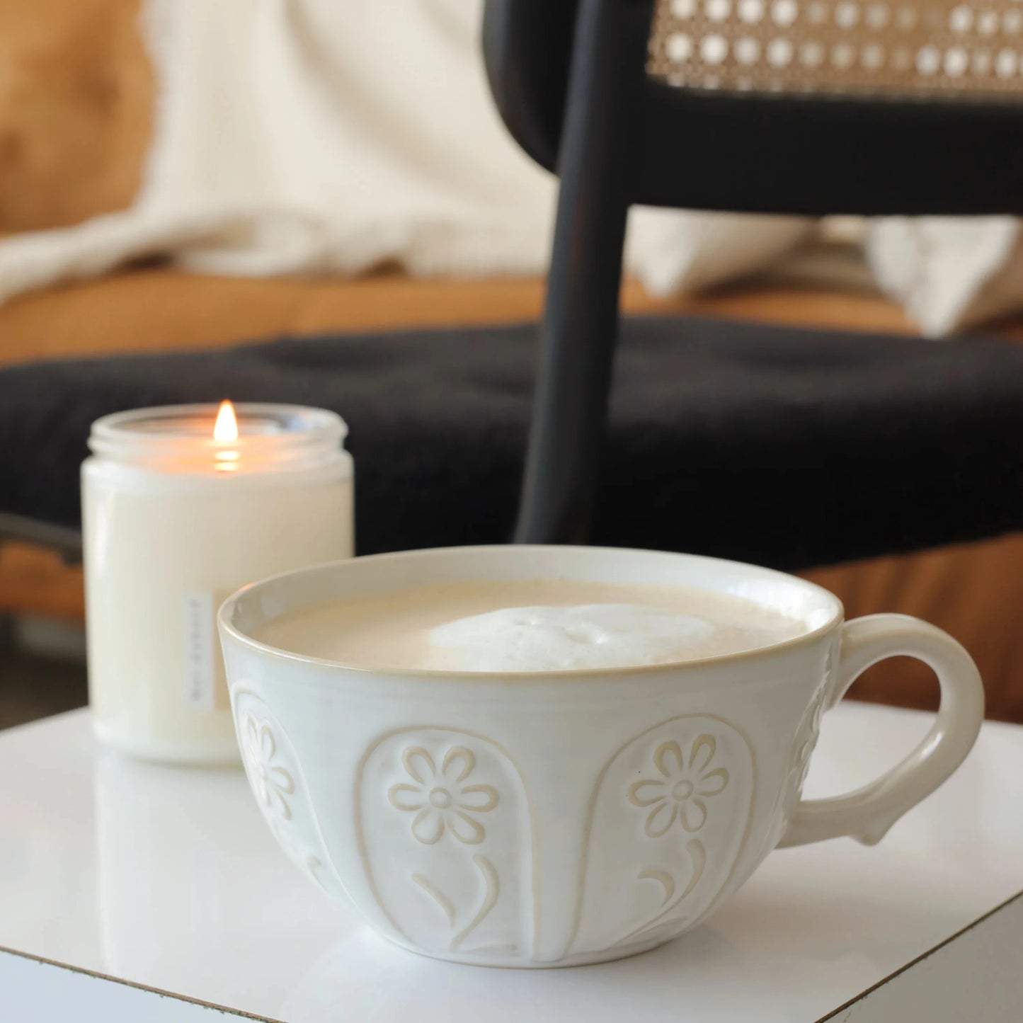 Tasse fleurs gravées