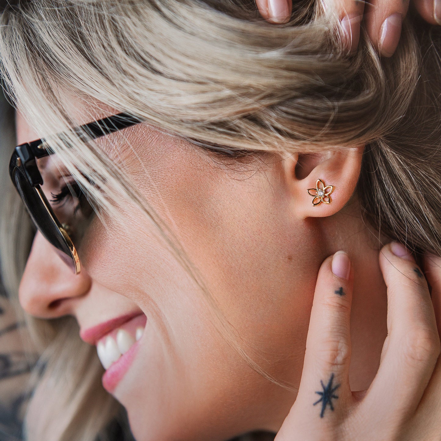 Boucles d'oreilles à tige - Grandes fleurs et cristal