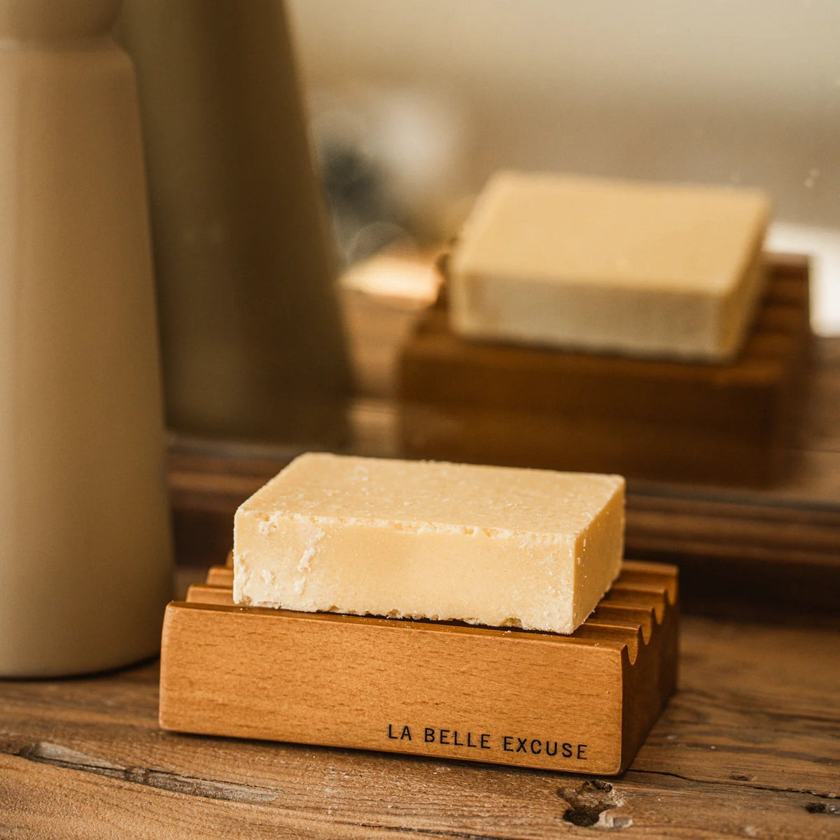 Porte-savon rainuré en bois
